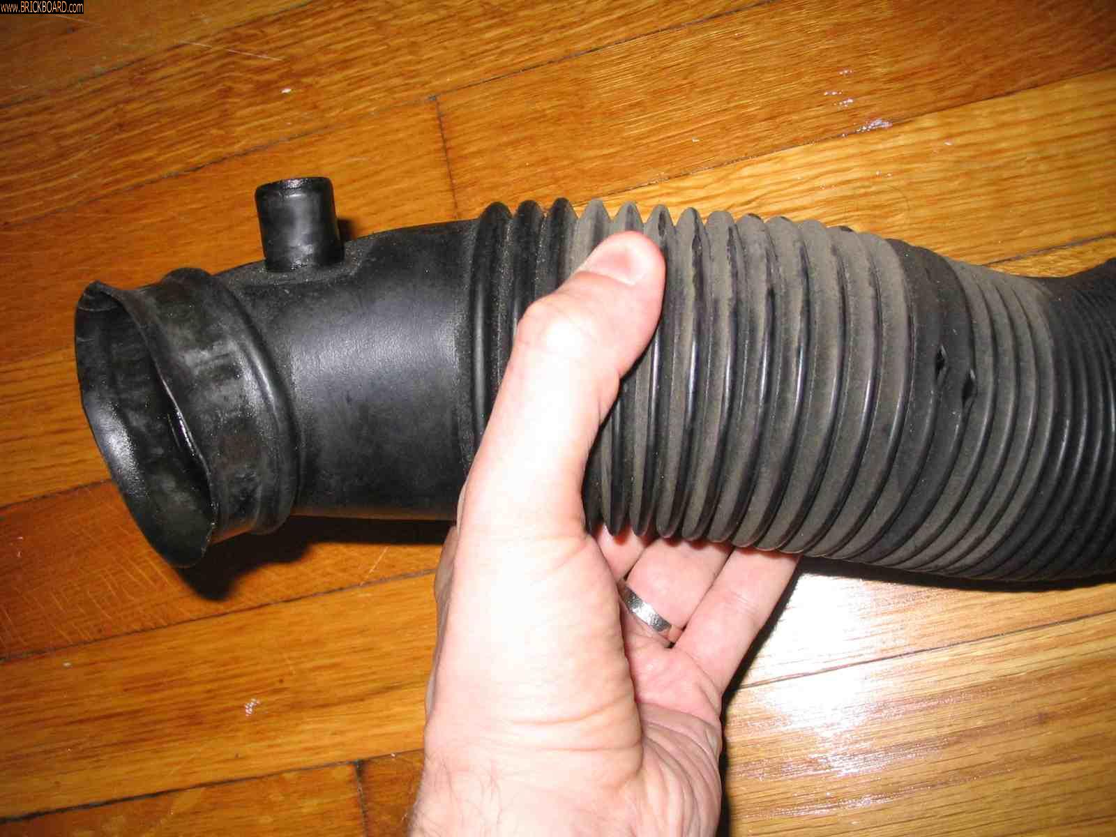 Volvo 200 -- Boerre, crack in air intake