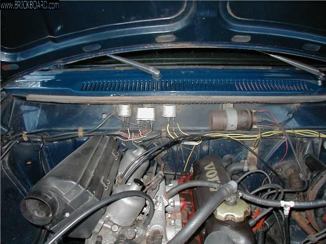 Volvo  -- 1970 140 relay location