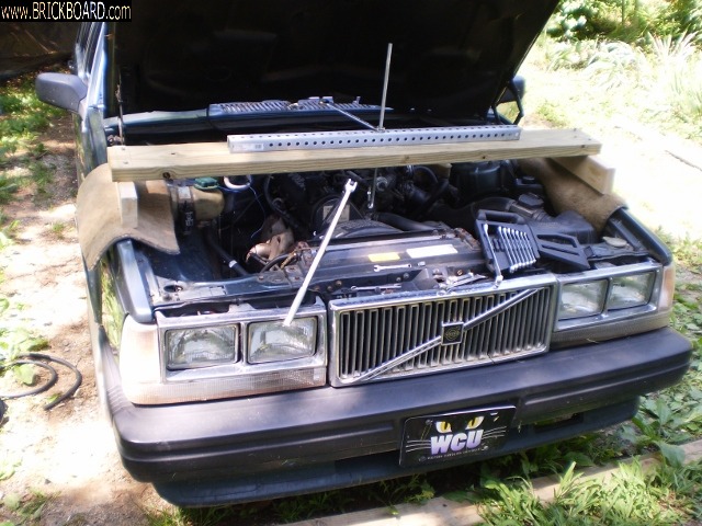 Volvo  -- Engine mounts tool