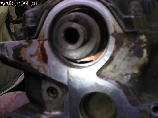 Volvo 200 -- Hole in Circlip?