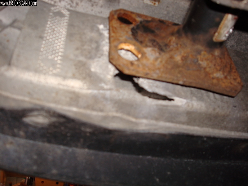 Volvo 900 -- broken bumper mount 