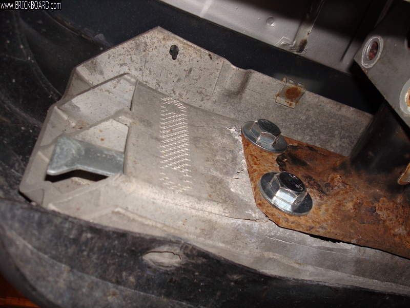 Volvo 900 -- broken bumper mount - fix in place