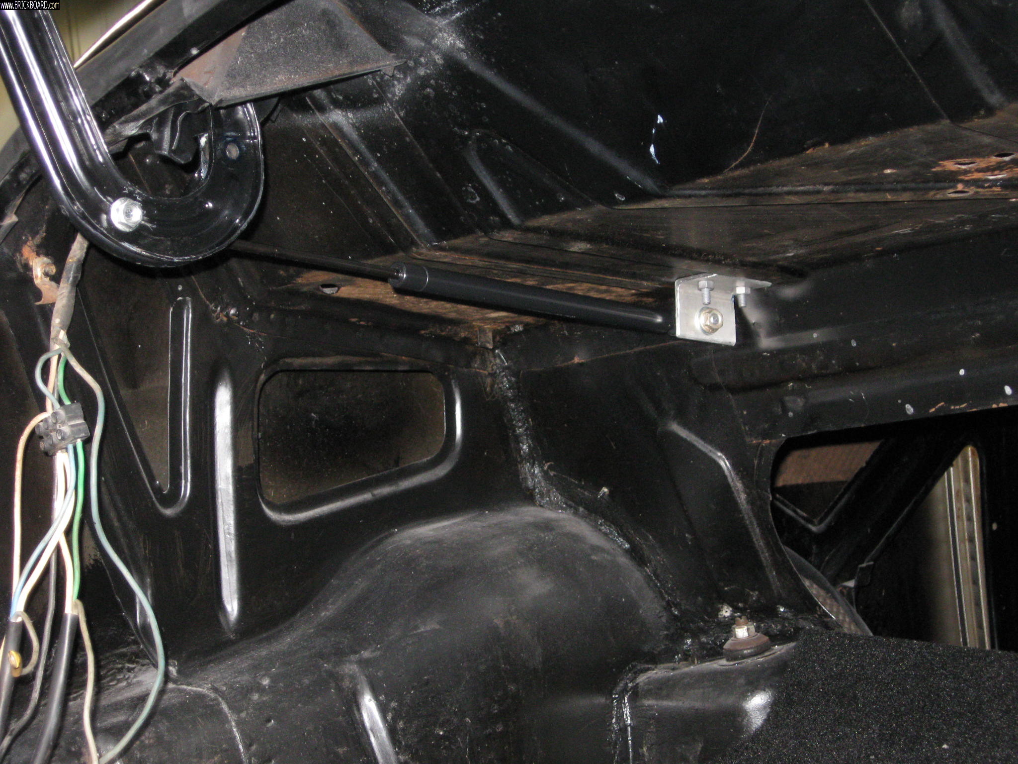 Volvo 444-544 -- 444 Trunk Lifts