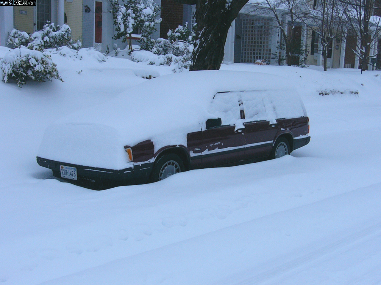 Volvo  -- 1993 945 in the snow