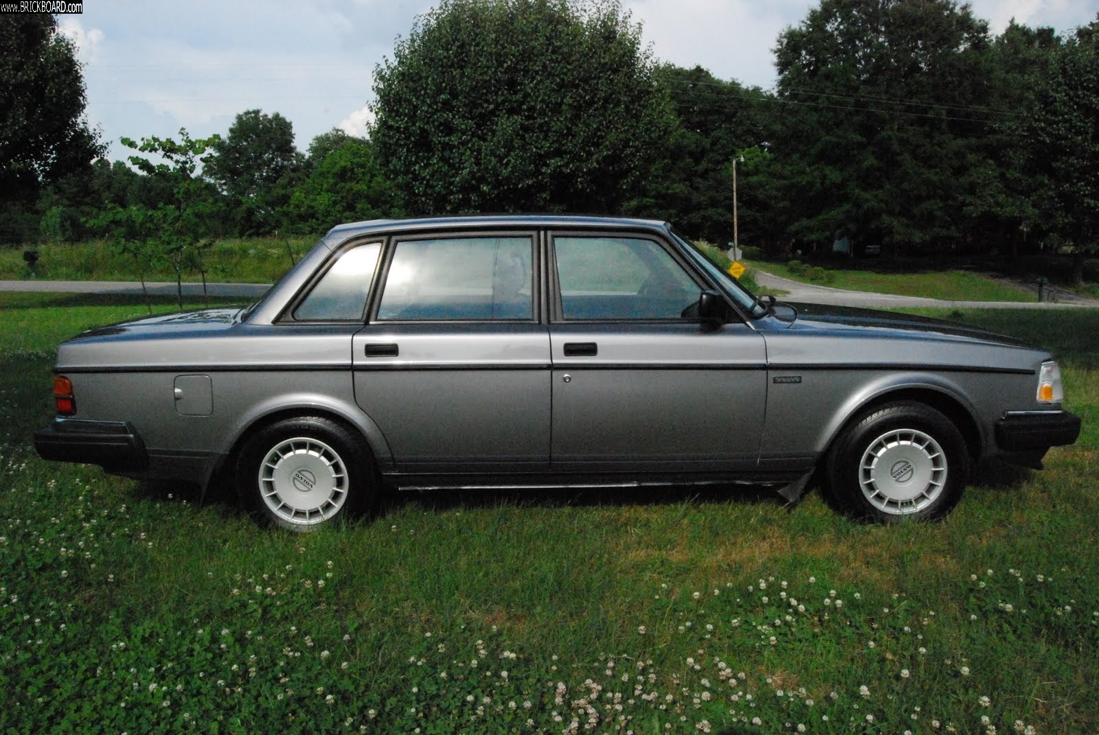 Volvo  -- Stormy's 92 240dl - after repaint