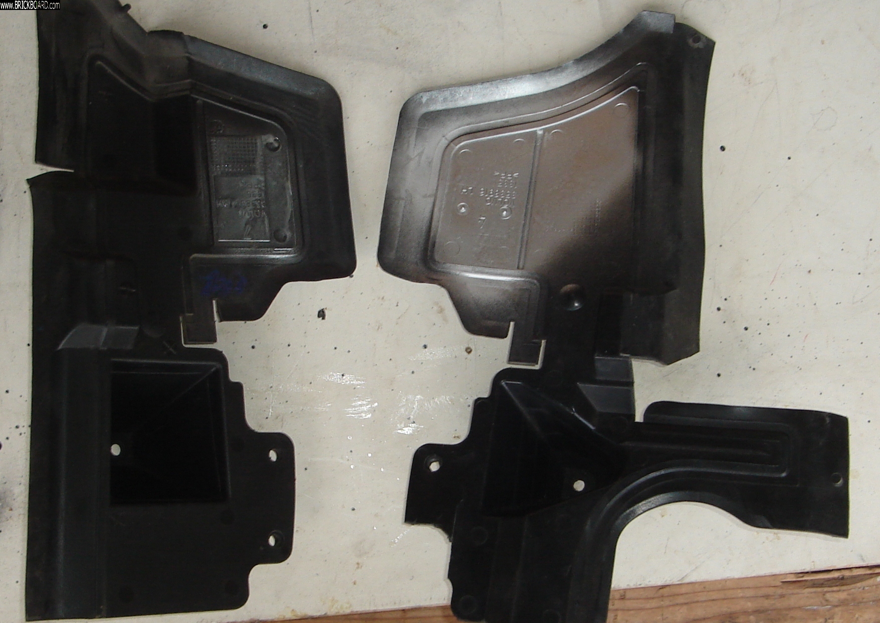 Volvo 900 -- Grill mounts_Radiator shields